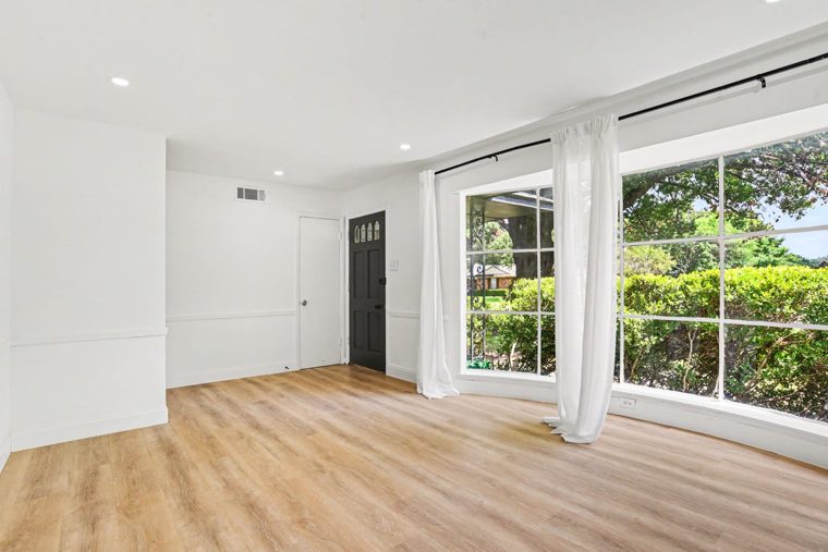 Room with large bay windows